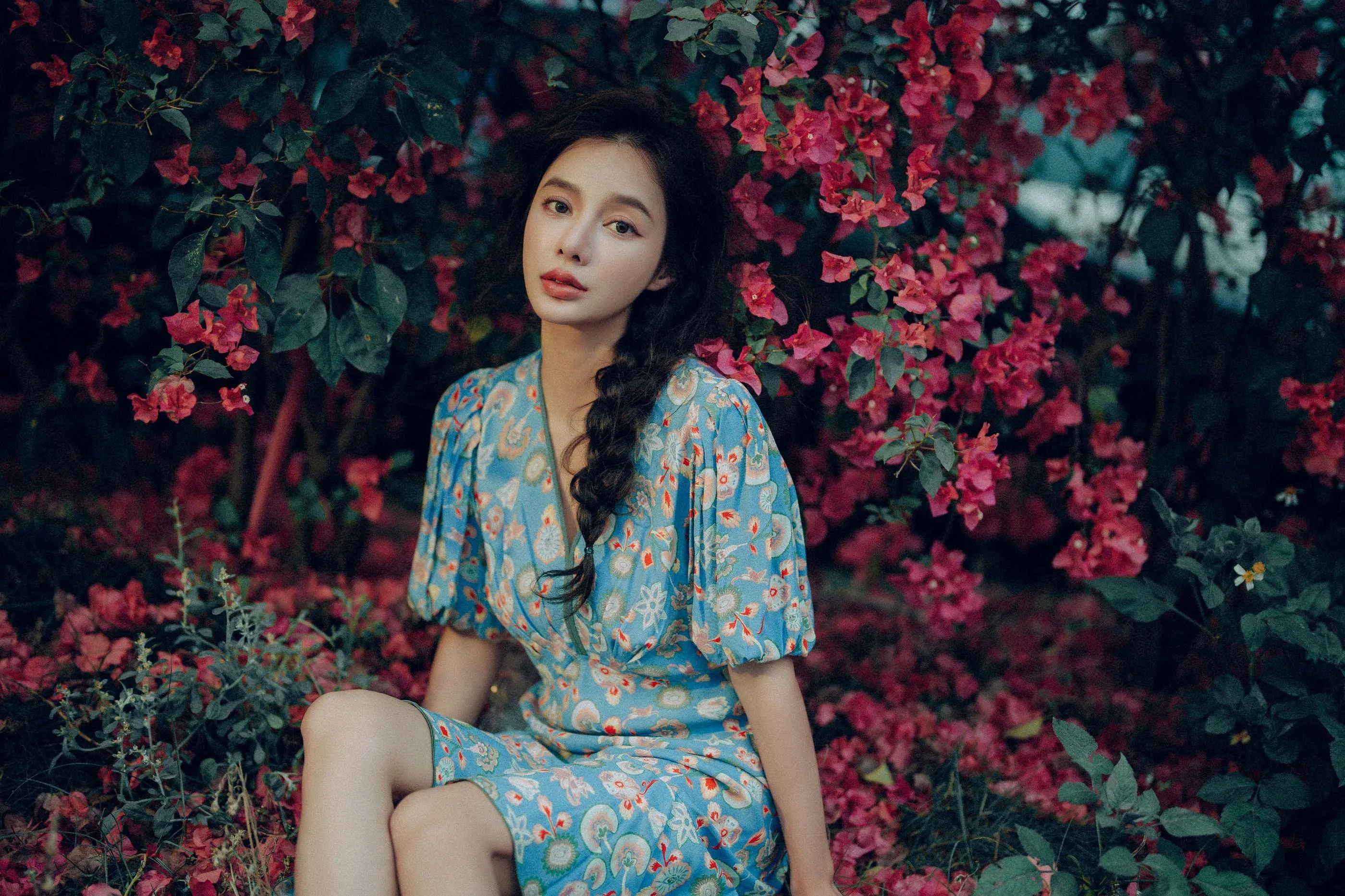 [艺图语] 2022.06.25 发光的发丝，三角梅瀑布下的女神 姝雯同学 [55P]插图3
